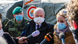 Roušku už jen ve zdravotnických nebo sociálních zařízeních