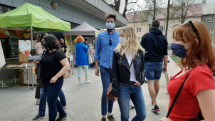 Roušky v září nasadíme v restauracích i u kadeřníka