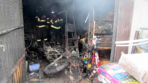 Při požáru garáže se zranil člověk