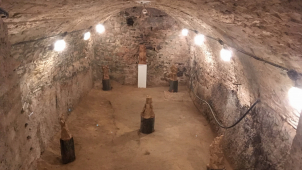 V tajemném podzemním sklepení se zabydlely sochy