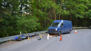 Motorkář při čelním střetu u Velkých Karlovic utrpěl zranění