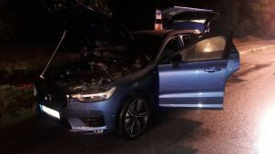 Ve Vsetíně začalo včera v noci hořet auto