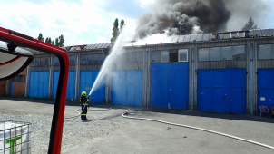 Hořelo v Otrokovicích, hasiči hlásili poplach druhého stupně