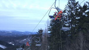 Hasiči cvičně zachraňovali lyžaře z lanovky