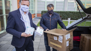 Kraj dostal od teplárny darem 2 500 respirátorů typu FFP2