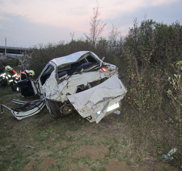 Z havarovaného auta hasiči vyprostili jednoho zraněného