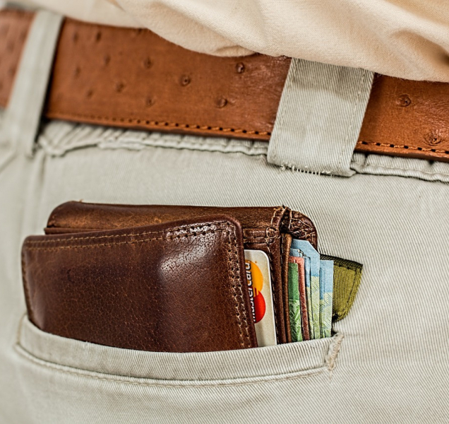 Zloděj ukradl platební kartu i s PINem, vybral 17 tisíc