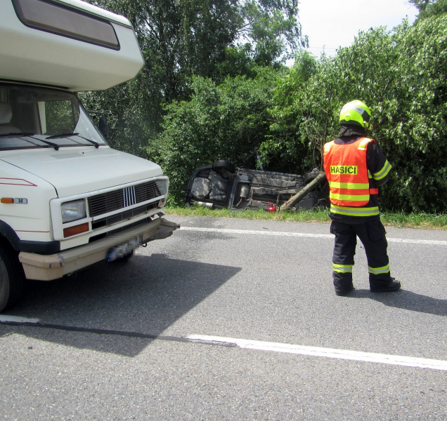 Karavan u Tlumačova naboural do auta