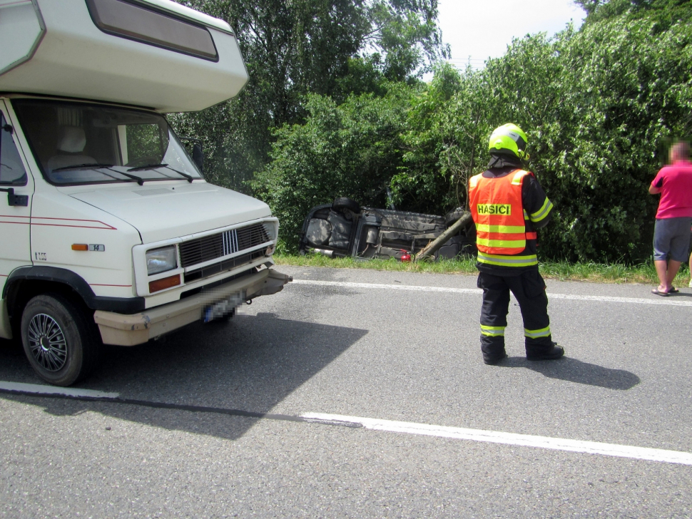 Karavan u Tlumačova naboural do auta