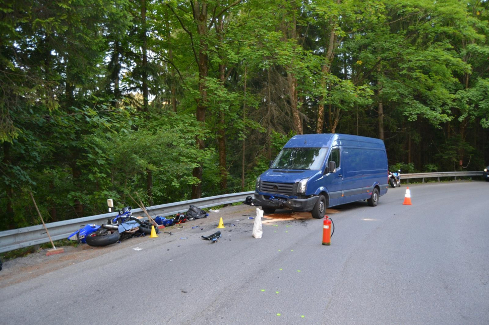 Motorkář při čelním střetu u Velkých Karlovic utrpěl zranění