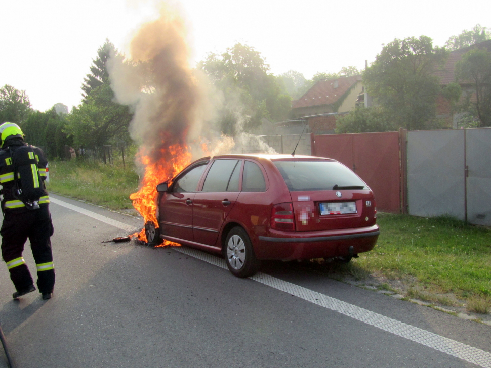 Plameny zničily přední část auta v Březnici