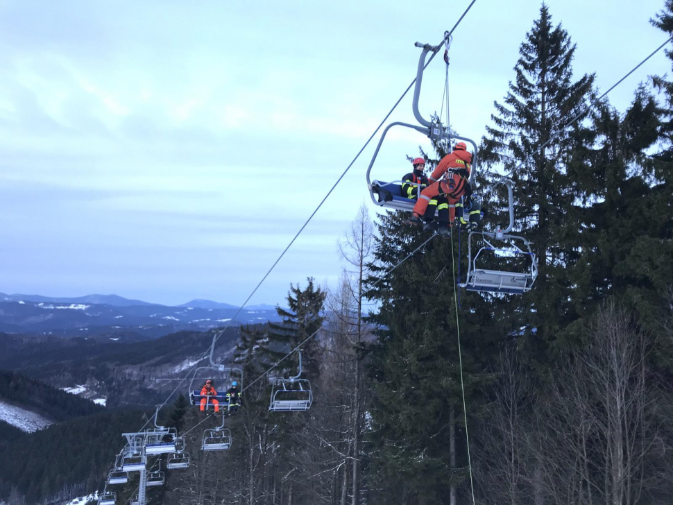 Hasiči cvičně zachraňovali lyžaře z lanovky